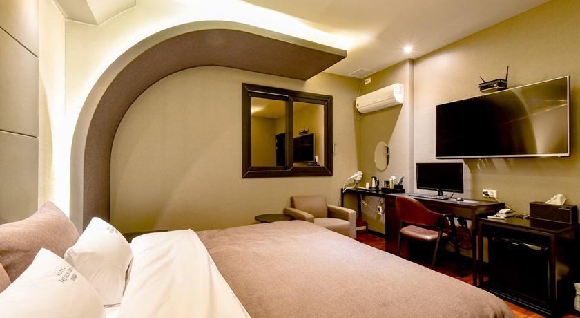 French Code Hotel Changwon Bagian luar foto