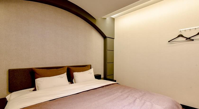 French Code Hotel Changwon Bagian luar foto