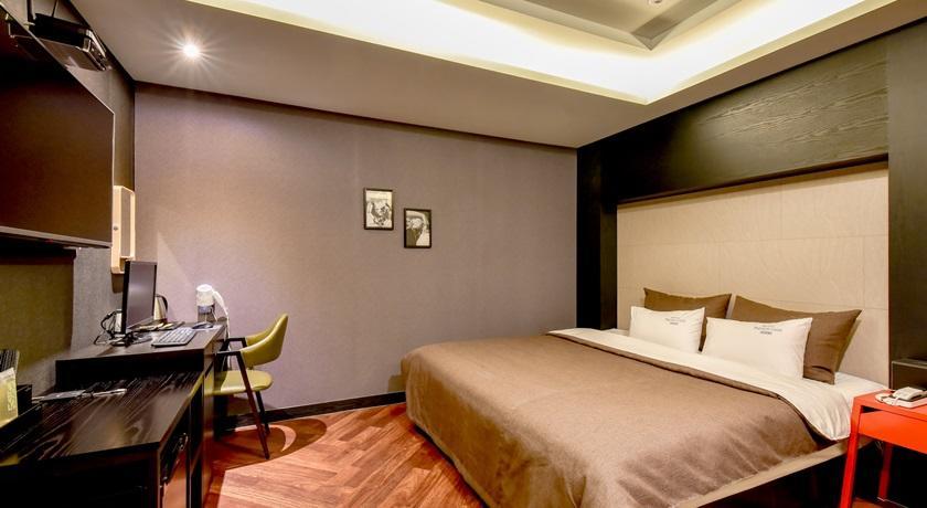 French Code Hotel Changwon Bagian luar foto