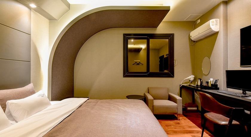 French Code Hotel Changwon Bagian luar foto