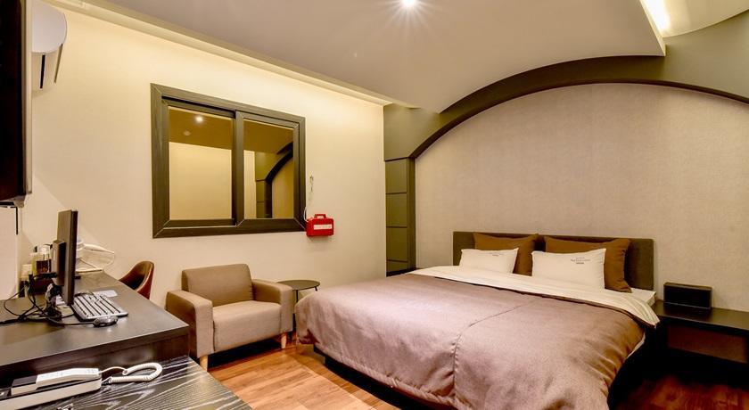 French Code Hotel Changwon Bagian luar foto