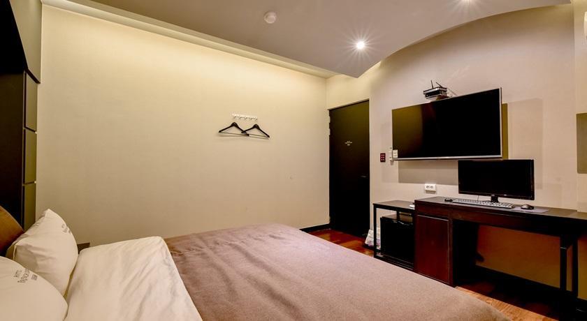 French Code Hotel Changwon Bagian luar foto