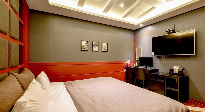 French Code Hotel Changwon Bagian luar foto