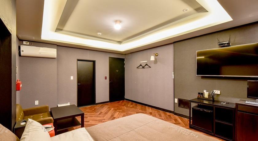 French Code Hotel Changwon Bagian luar foto
