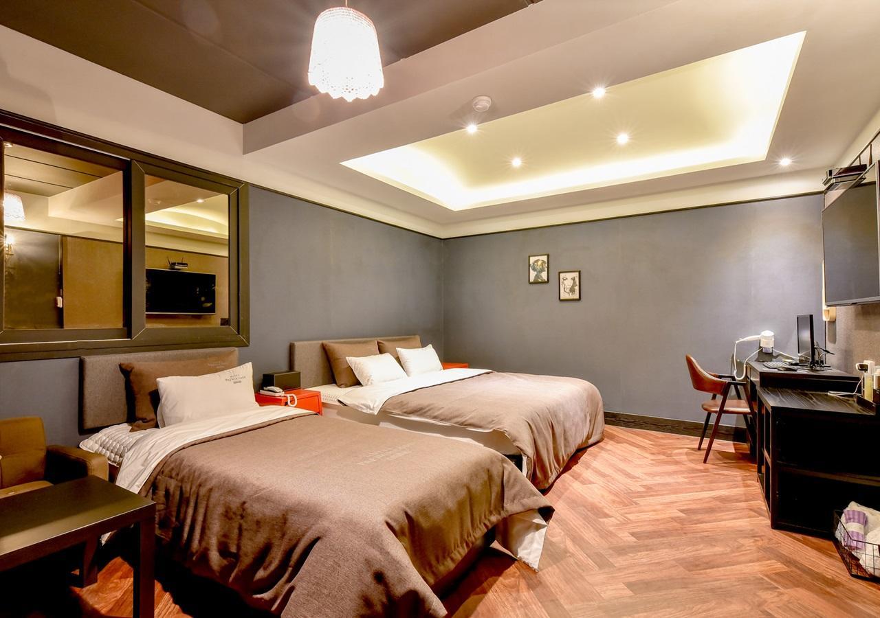 French Code Hotel Changwon Bagian luar foto