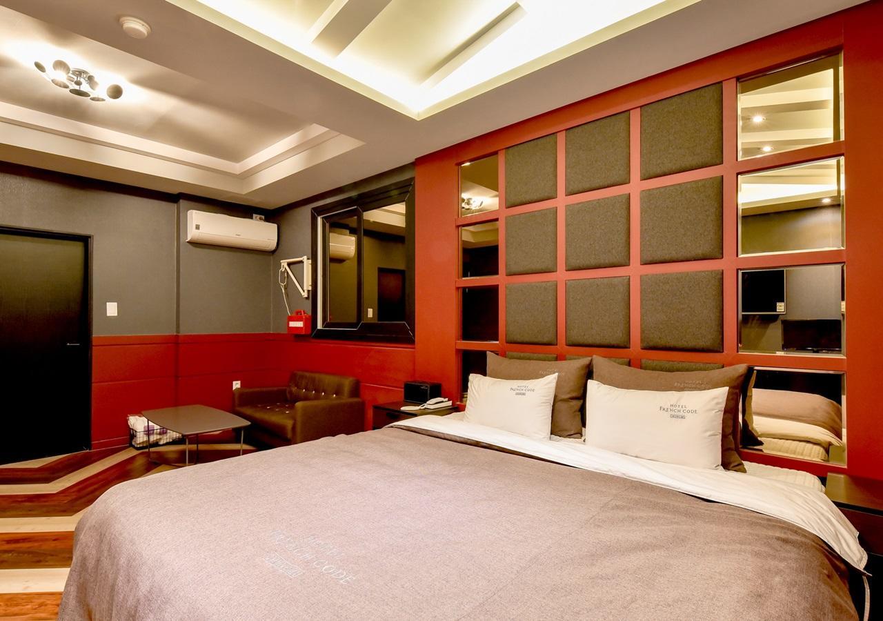 French Code Hotel Changwon Bagian luar foto