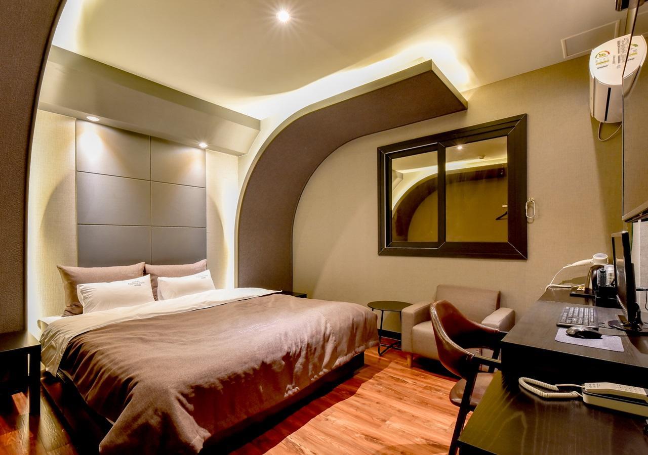 French Code Hotel Changwon Bagian luar foto