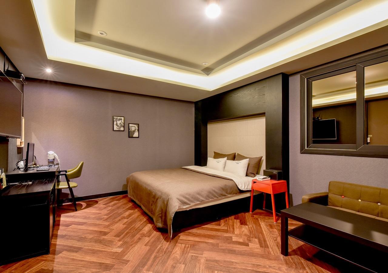 French Code Hotel Changwon Bagian luar foto