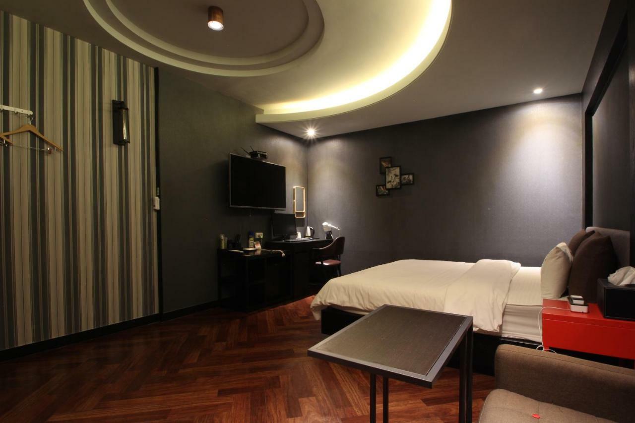 French Code Hotel Changwon Bagian luar foto