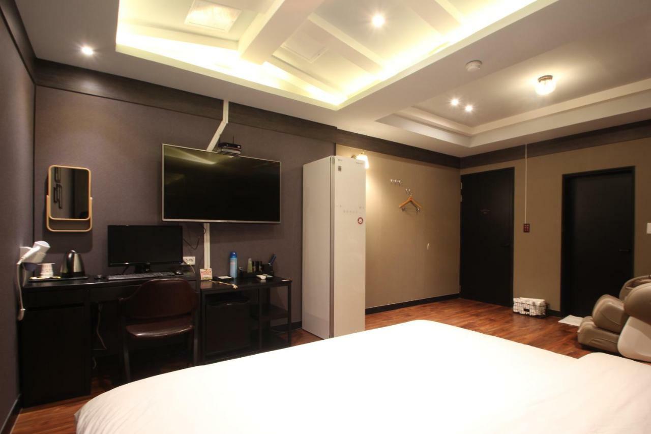 French Code Hotel Changwon Bagian luar foto