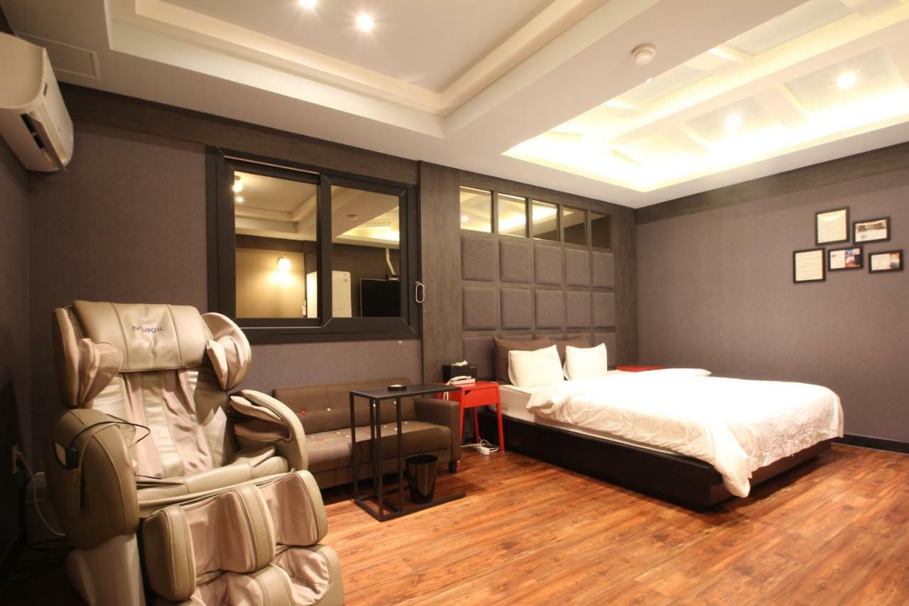 French Code Hotel Changwon Bagian luar foto