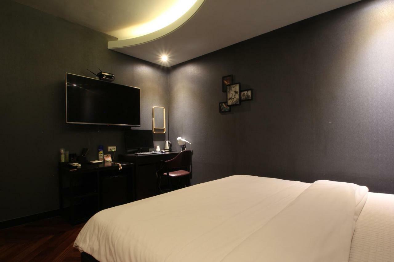 French Code Hotel Changwon Bagian luar foto