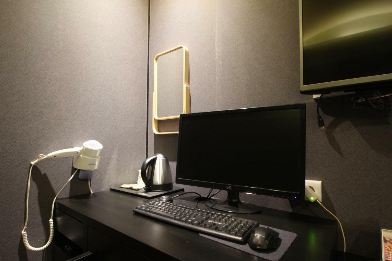 French Code Hotel Changwon Bagian luar foto