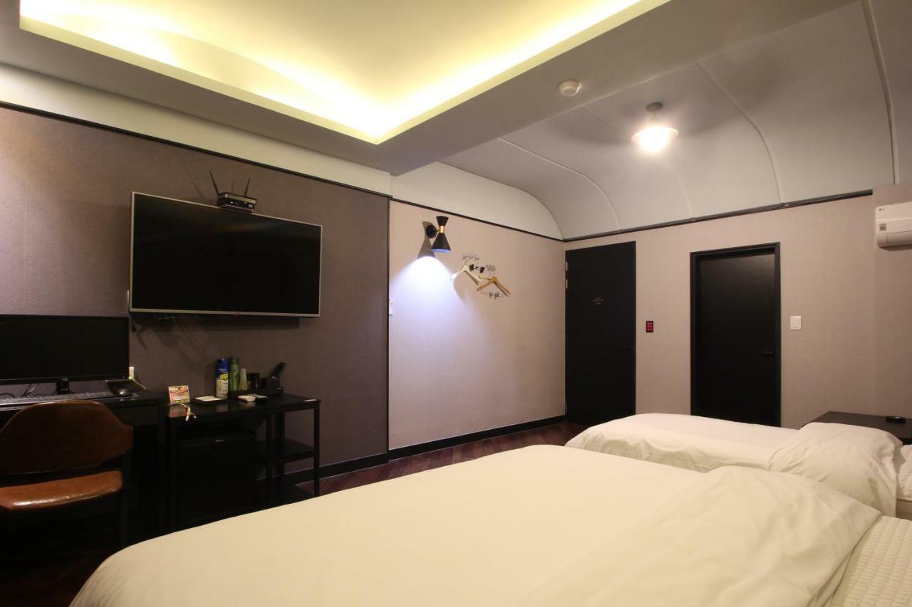 French Code Hotel Changwon Bagian luar foto