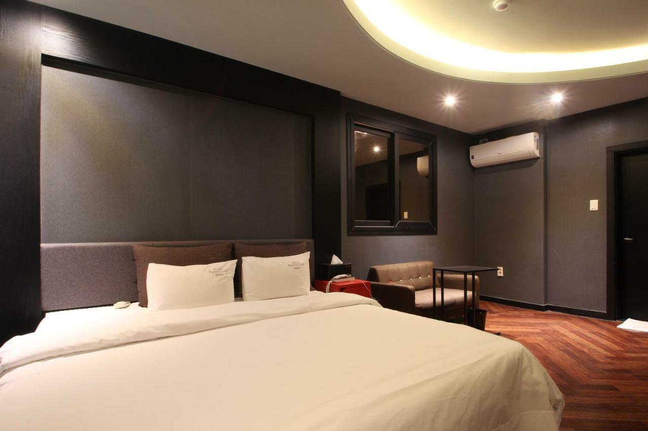 French Code Hotel Changwon Bagian luar foto