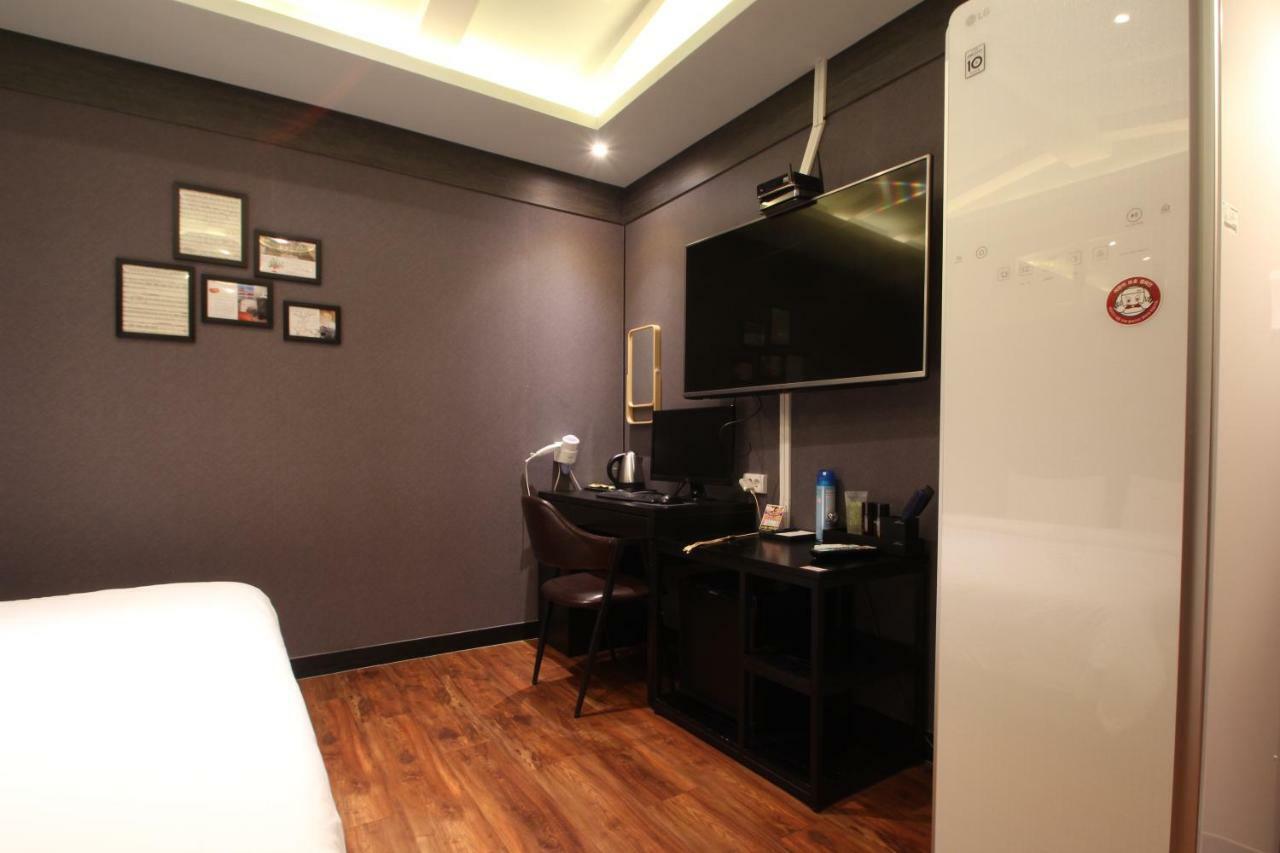 French Code Hotel Changwon Bagian luar foto