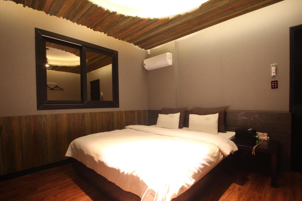 French Code Hotel Changwon Bagian luar foto